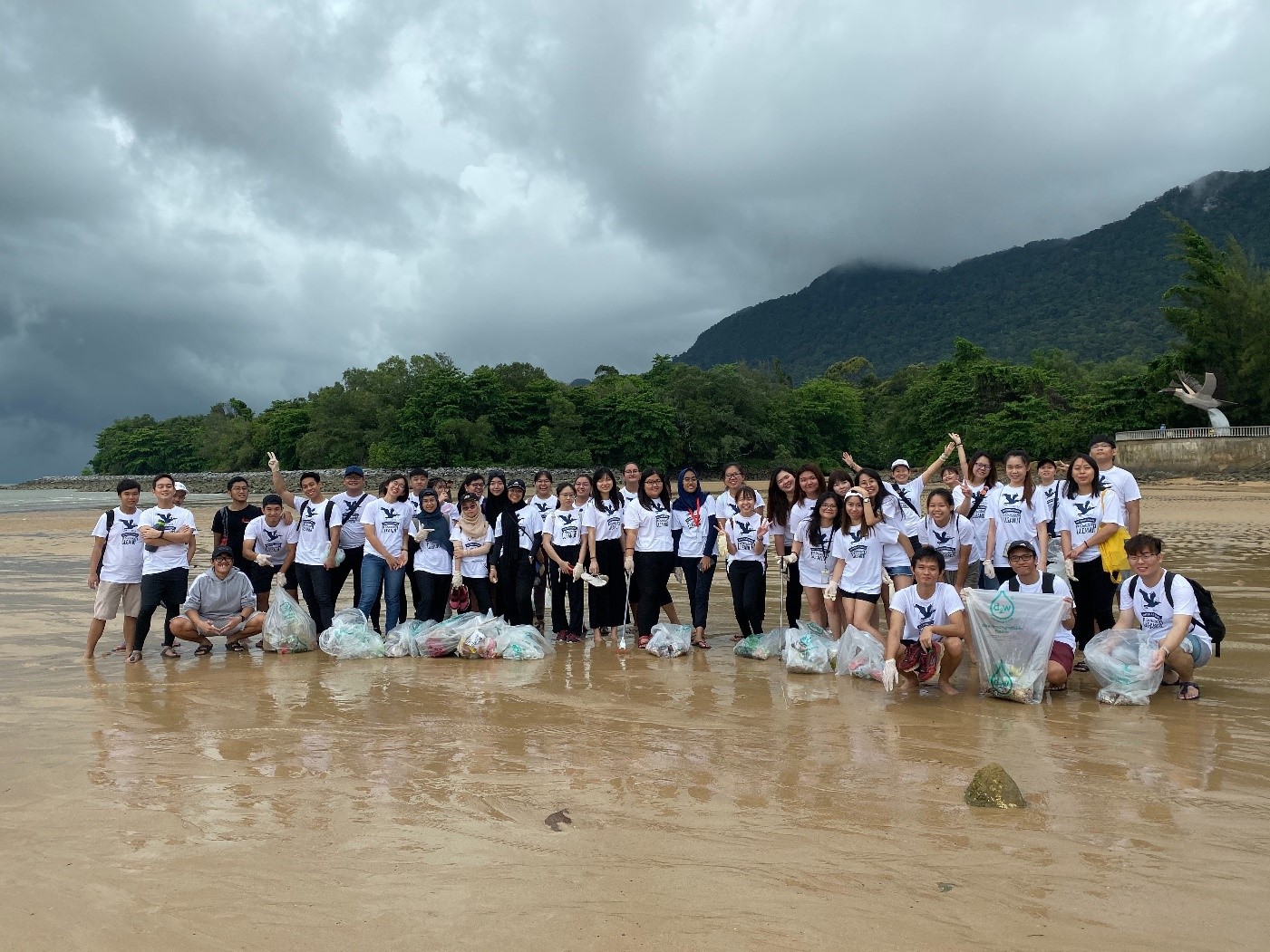 You are currently viewing RCE KUCHING & YOUTH AMBASSADORS IN BEACH CLEAN-UP 2019